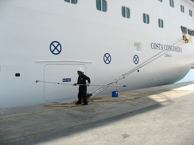 Limpiando el casco del crucero Costa Concordia